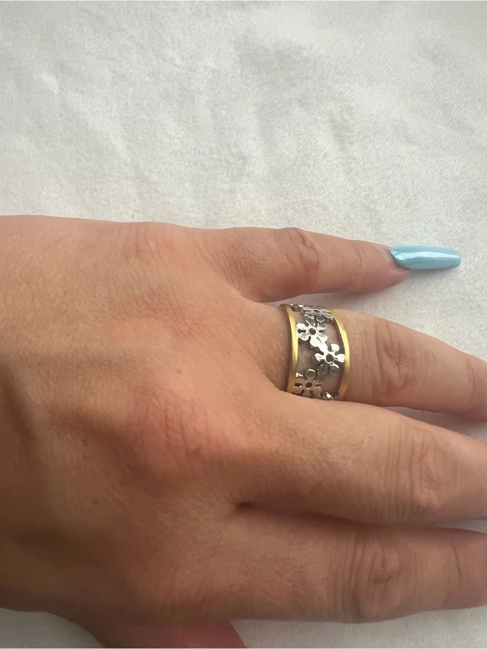 Two-Tone Floral Band Ring - Gold & Silver nip